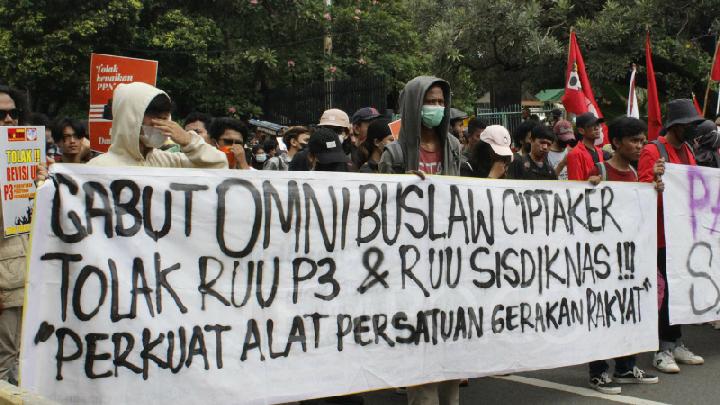 Ratusan Organisasi Sipil Tuntut Jokowi Cabut Perpu Cipta Kerja